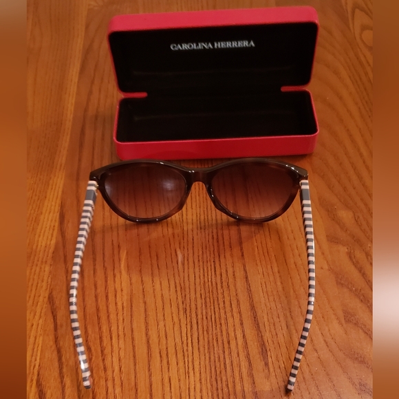 Carolina Herrera brown tortoise shell sunglasses with case - Picture 2 of 7